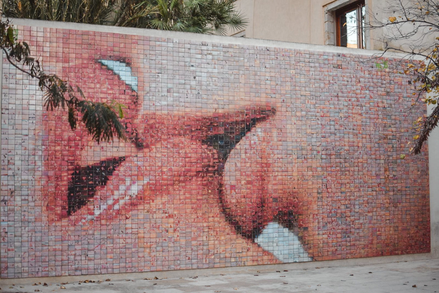Kiss Mural In Barcelona - Barcelona Instagrammable Spots