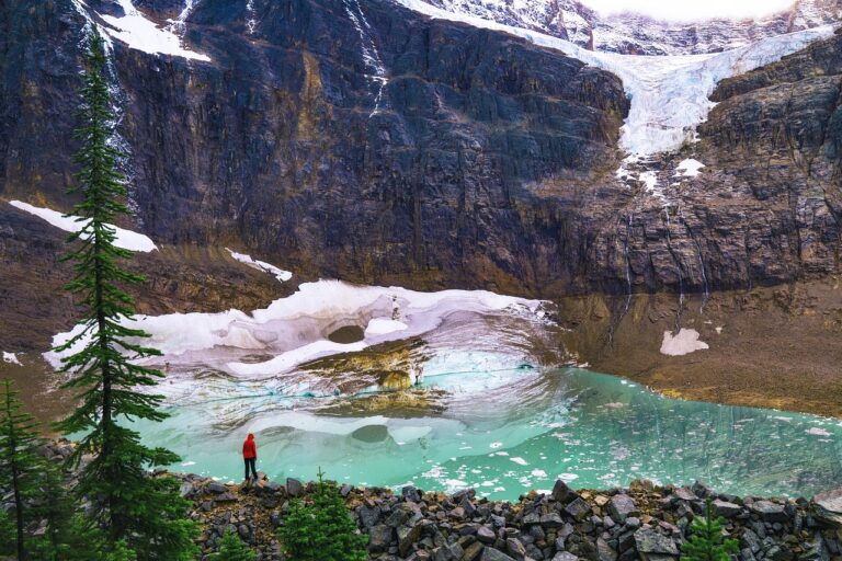 Spain’s Most Crystal-Clear Glacial Lakes Hidden in the Mountains